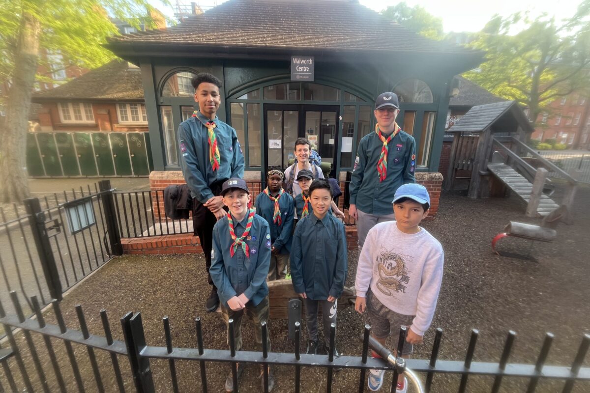 1S scouts gather around Peabody Hall